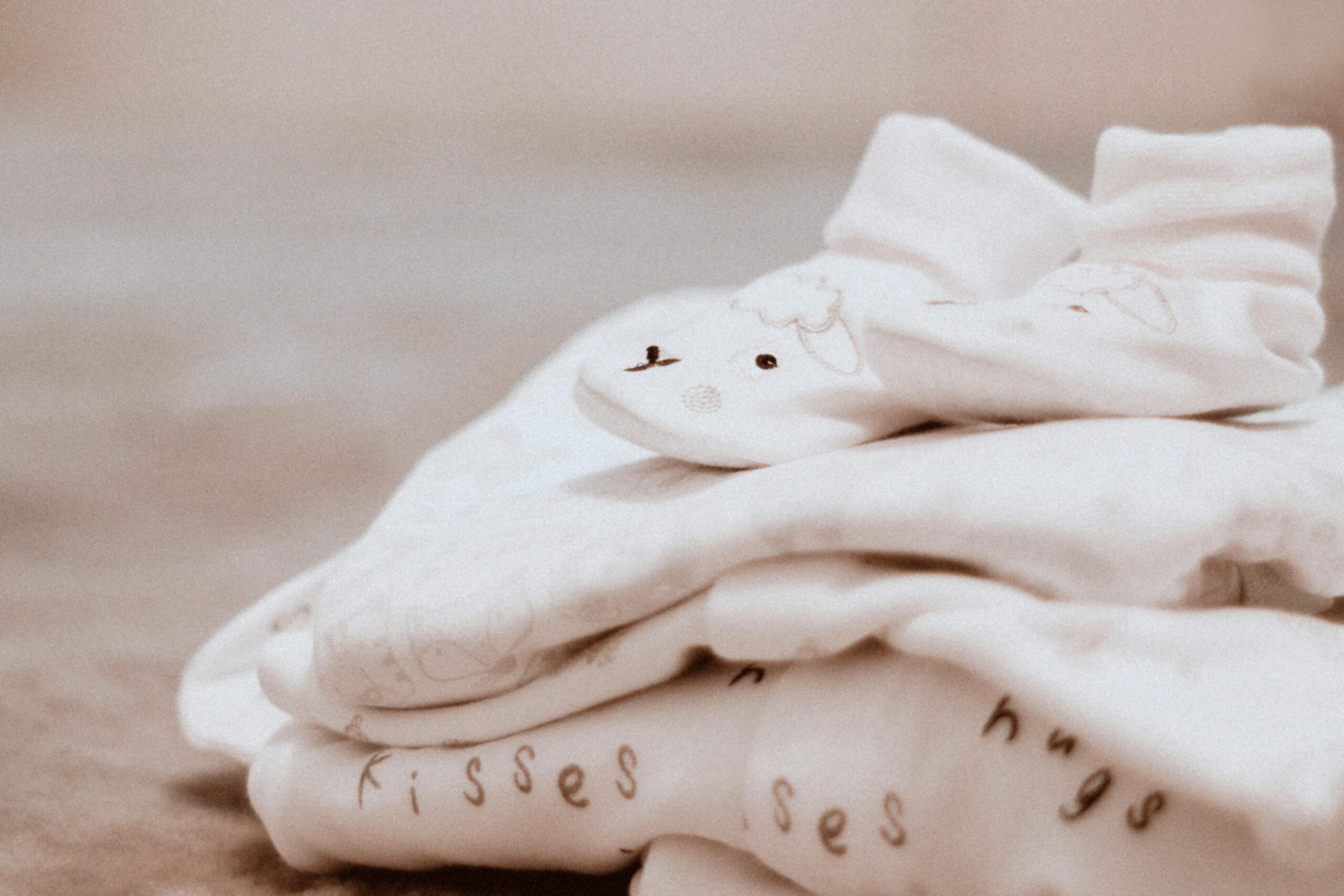 Paar WeiÃe Socken Des Babys Auf WeiÃem Textil