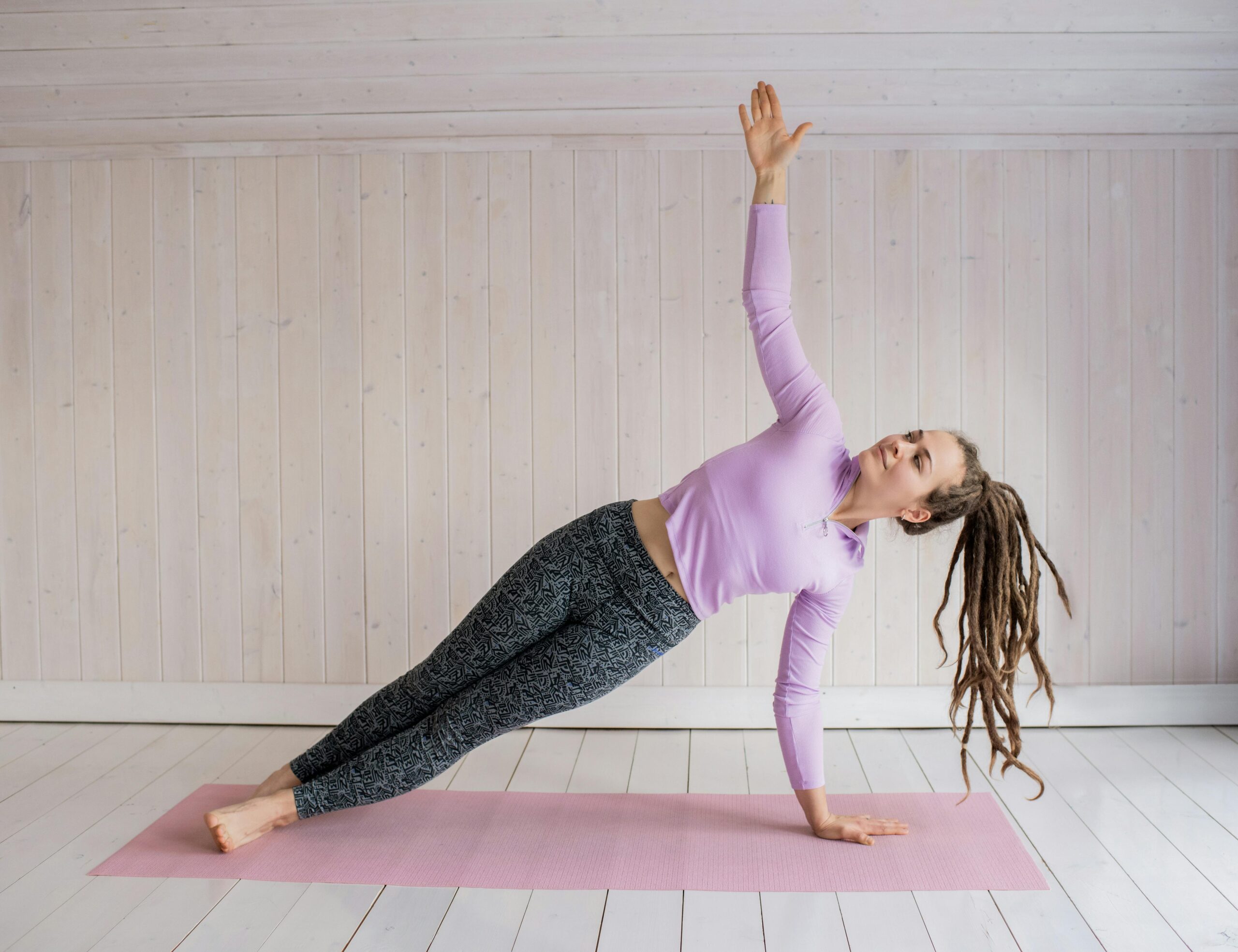 Frau Im Rosa Langarmhemd Und In Den Grauen Leggings, Die Yoga Tun