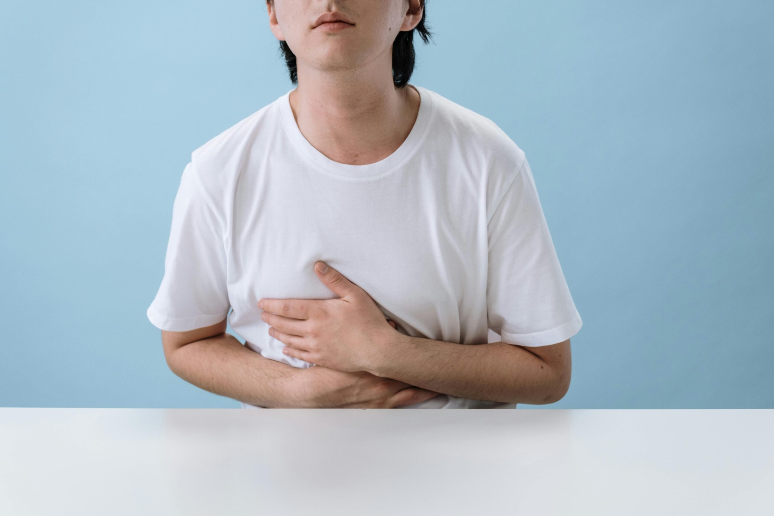 Kostenloses Stock Foto zu #indoor, abdomen, ausdruck von schmerz