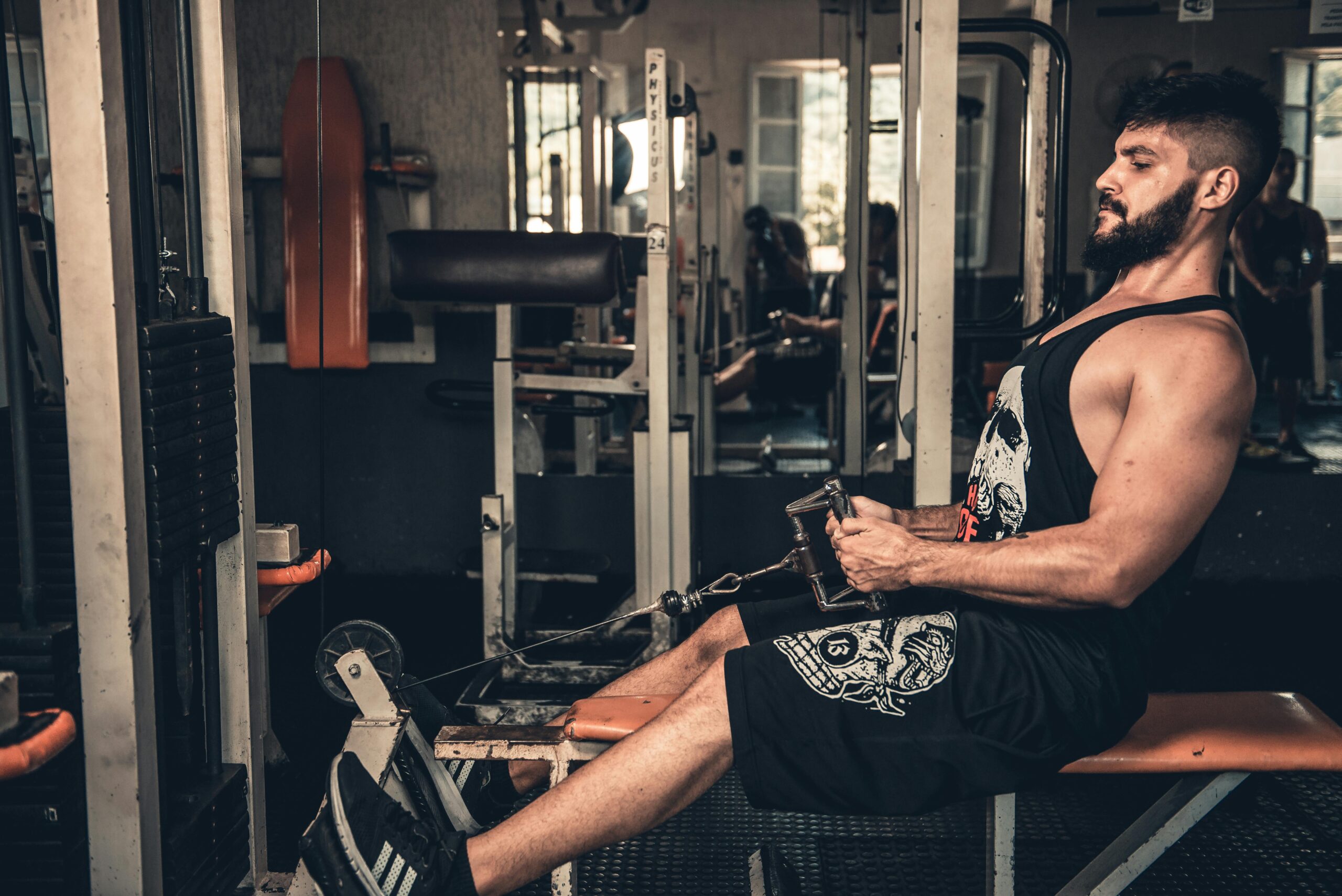Mann Im Schwarzen Trägershirt Training