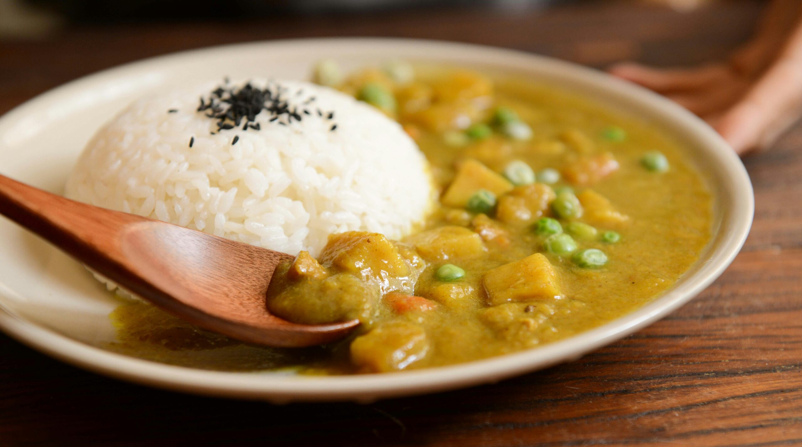 Gekochter Reis Und Curry Essen Auf Weißem Teller Serviert