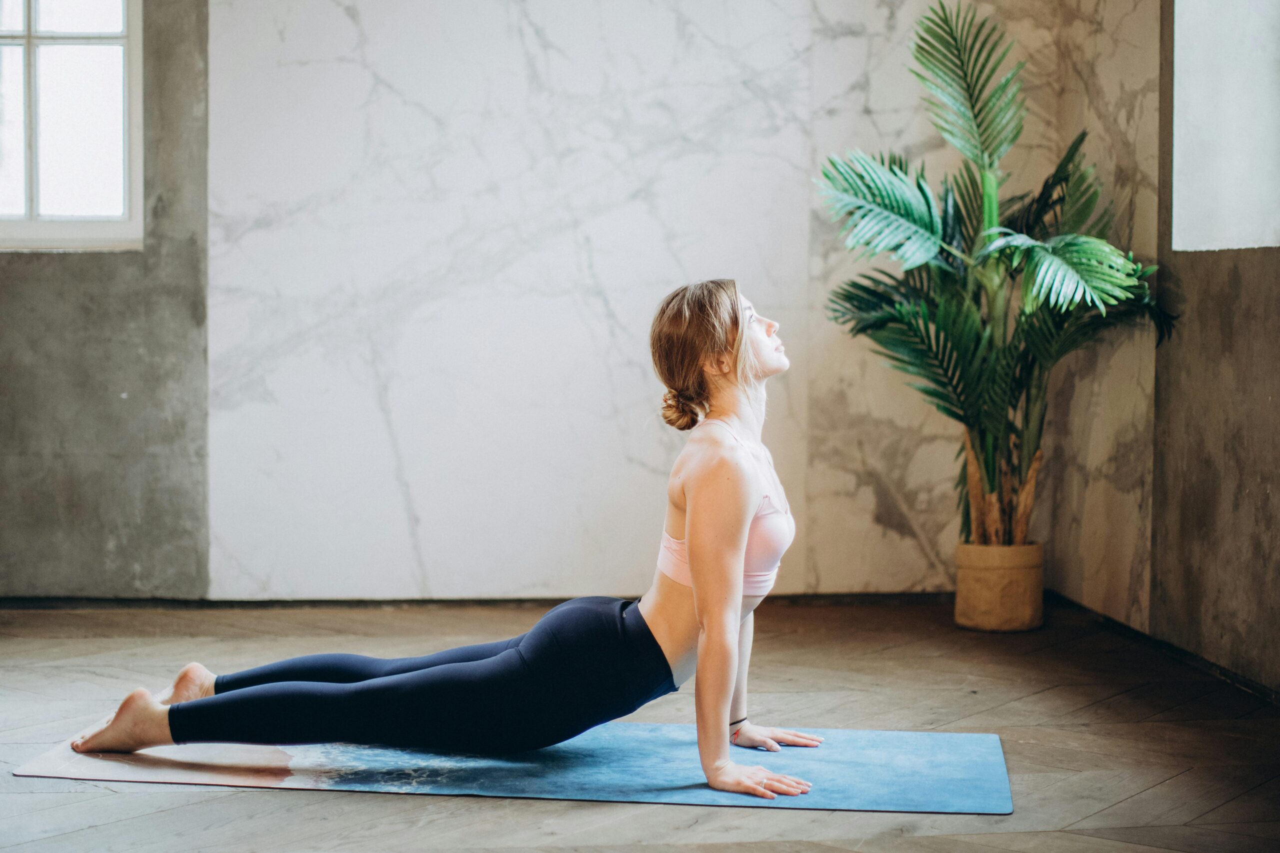 Frau Im Rosa Sport Bh Und In Den Schwarzen Leggings, Die Yoga Auf Yogamatte Tun