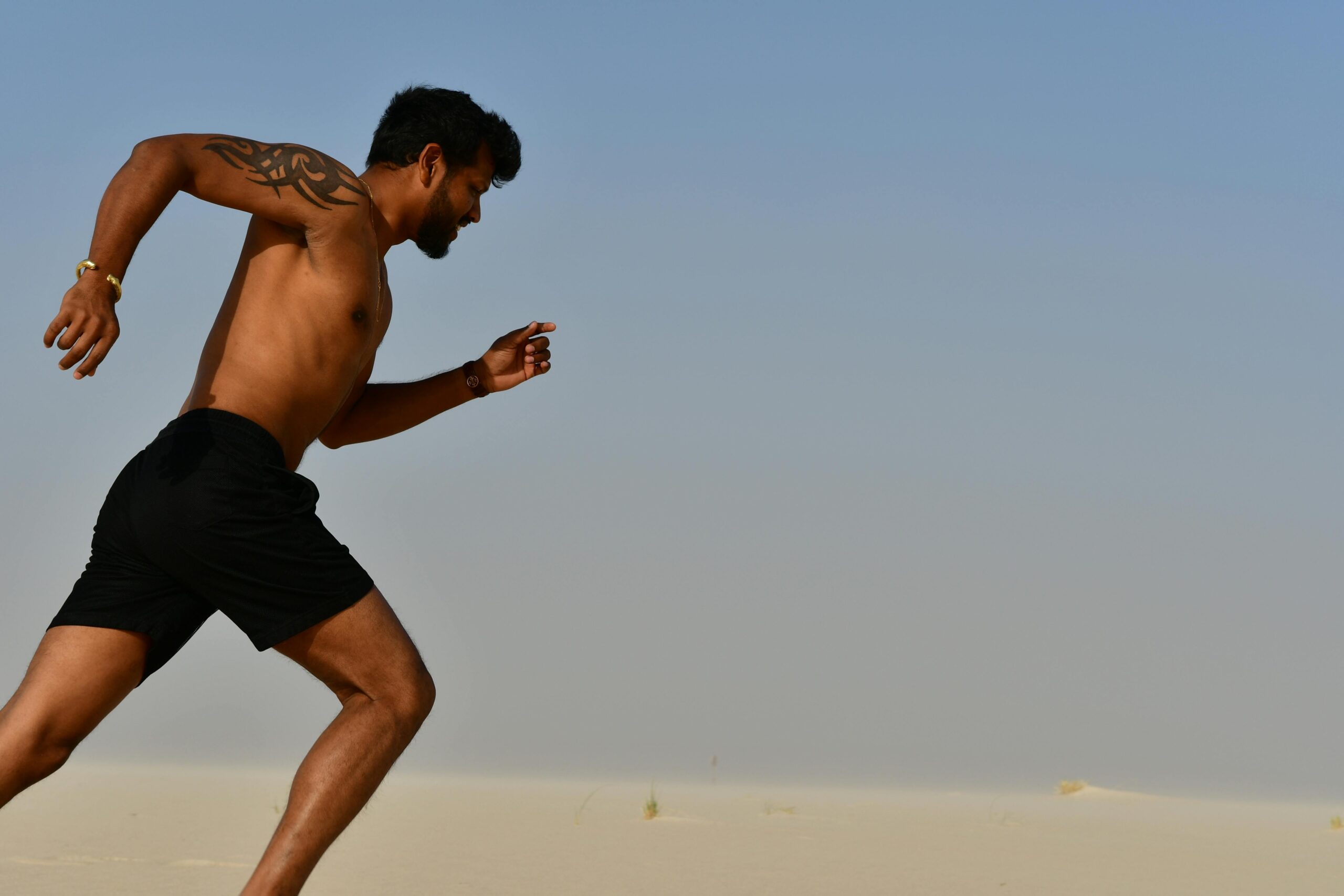 Starker Hemdloser Sportler, Der Am Hellen Tag Joggt