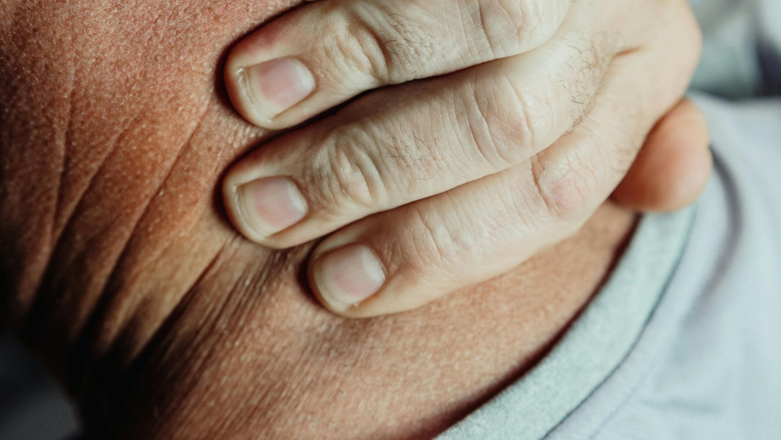 Personen Hand Auf Braunem Holztisch