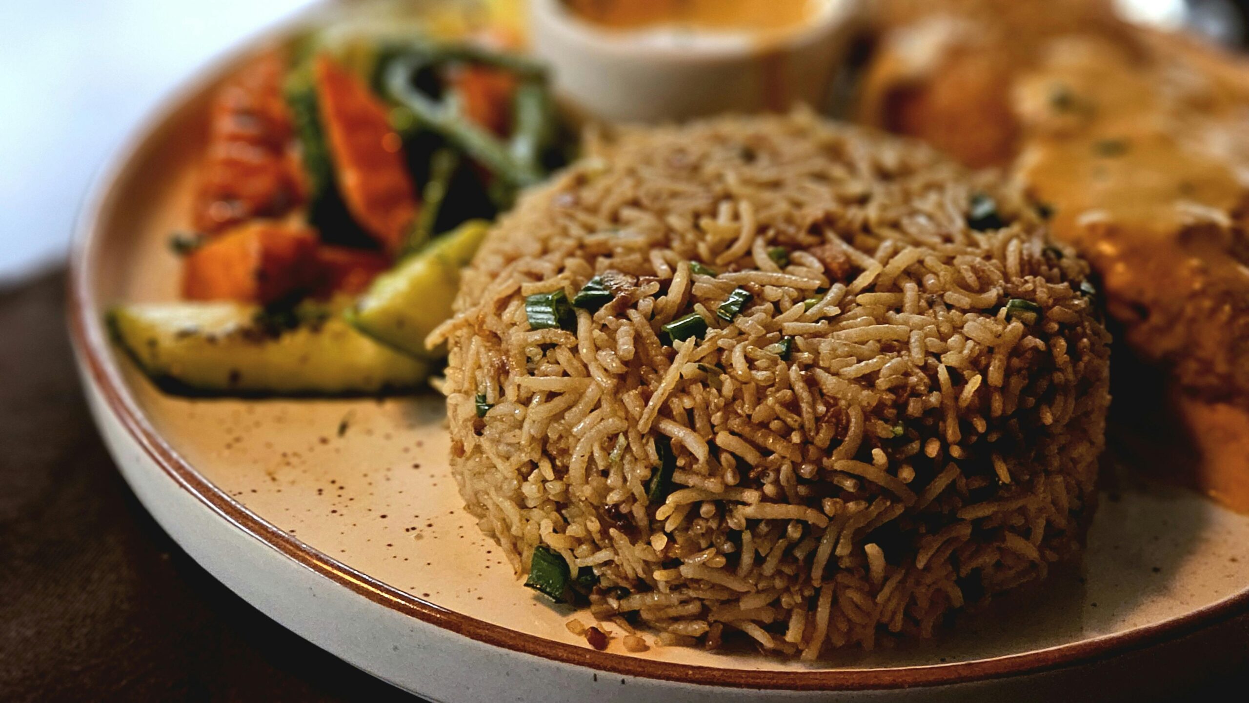 Ein köstlicher Teller Biryani mit gemischtem Gemüse, perfekt für Feinschmecker.