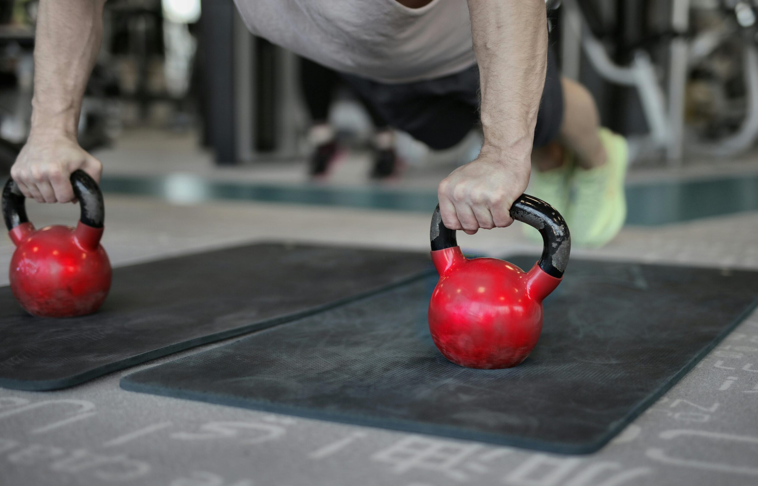 Muskelsportler, Der Plankenübung Auf Kettlebells Macht