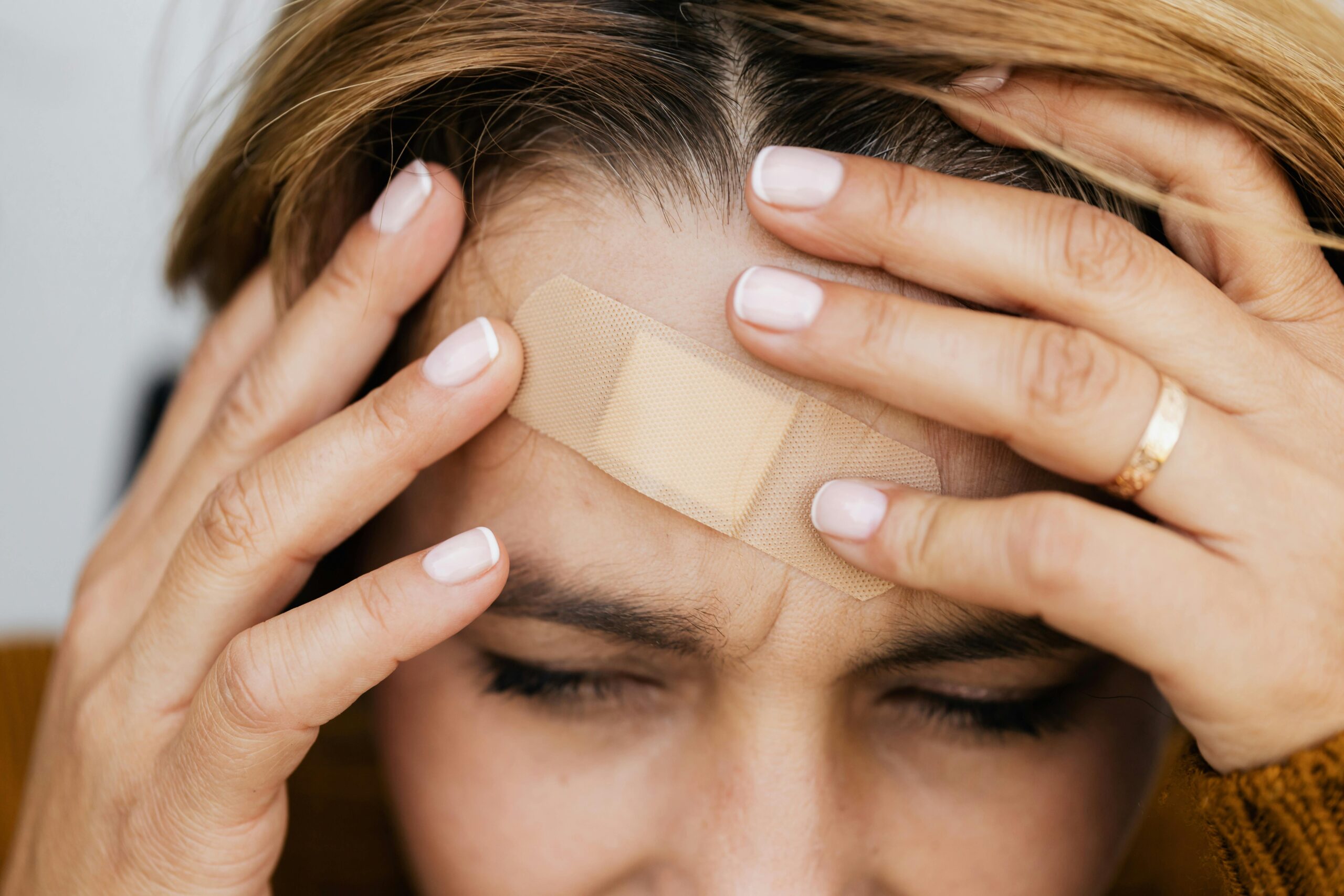 Kostenloses Stock Foto zu augen geschlossen, bandage, behandlung