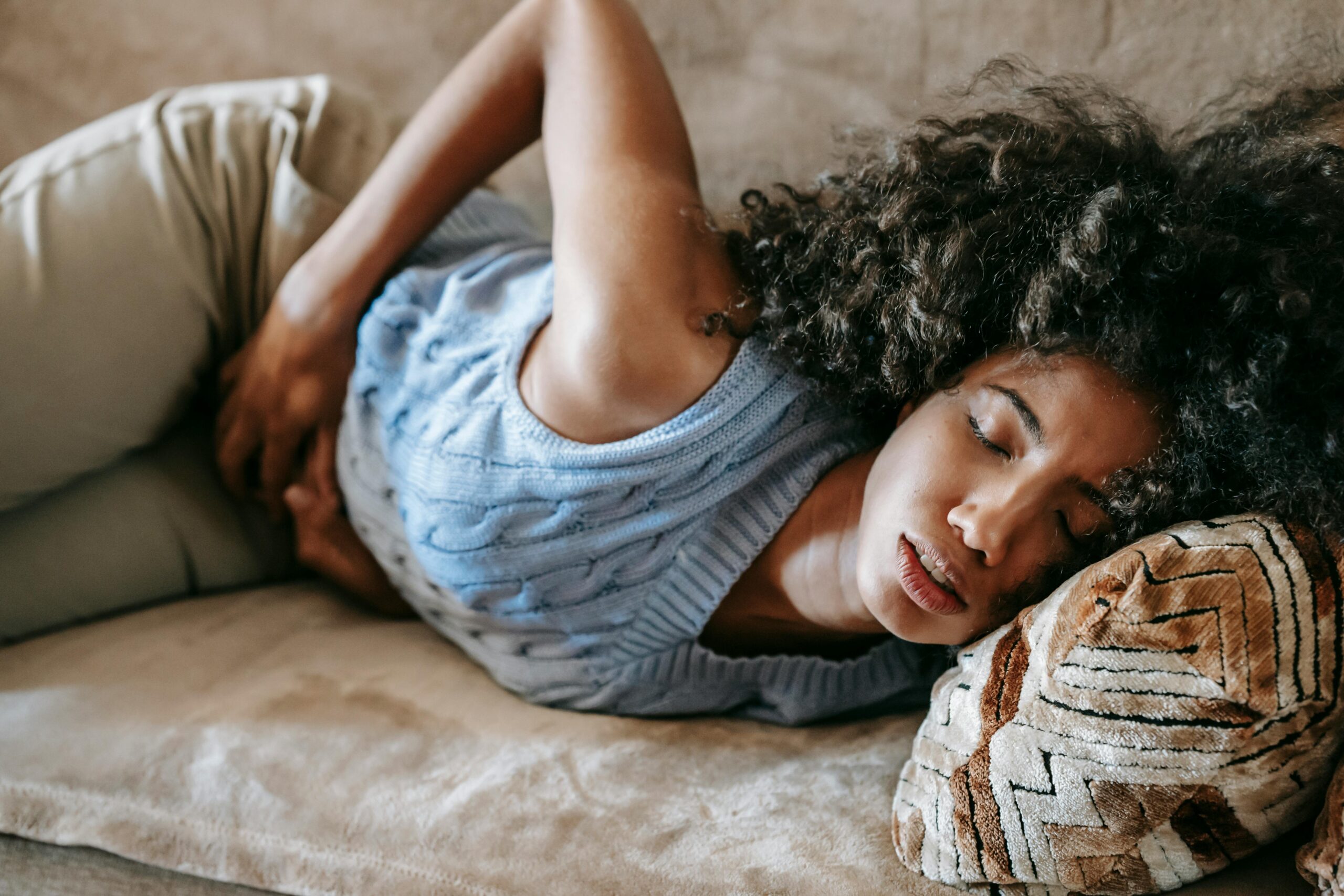 Kostenloses Stock Foto zu afroamerikaner, bauchkrämpfe, bauchschmerzen